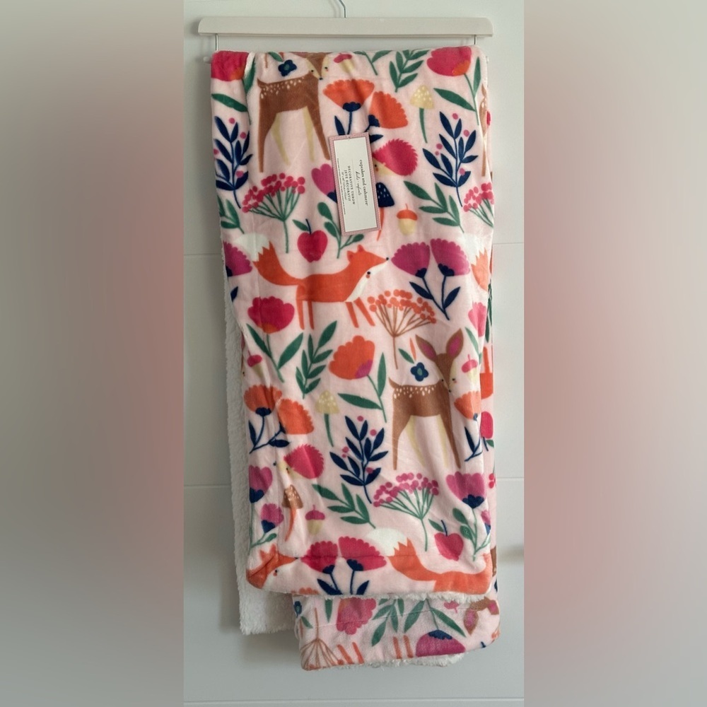 ✨NWT✨ Cupcakes & Cashmere: Decorative Throw